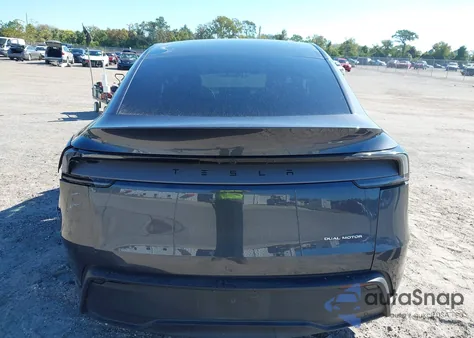 2026 Tesla Model Y Long Range Dual Motor All-Wheel Drive/Long Range Launch Series z USA, uszkodzony, nr VIN 7SAYGDEE4TA387636